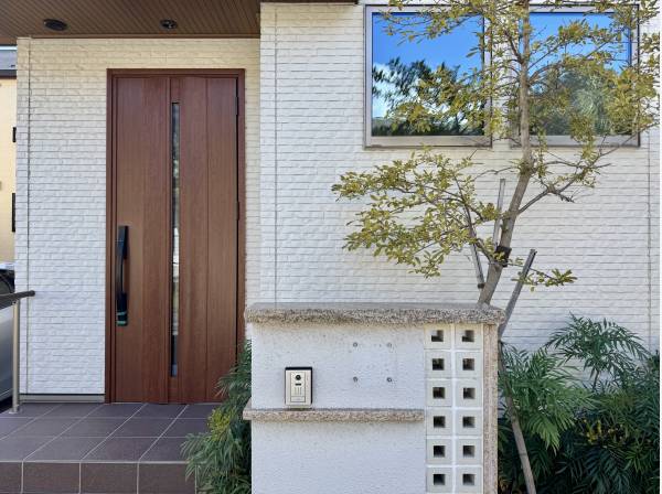 木目ドアが映える、優美な玄関アプローチ