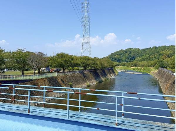広大な親水公園。浅い川の中州で遊ぶお子さんの姿が和みます。