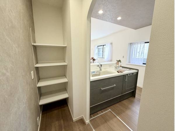 キッチンの裏手にパントリーがあります