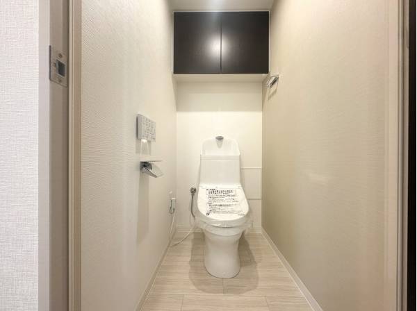 サニタリーの収納棚も黒でシックに！