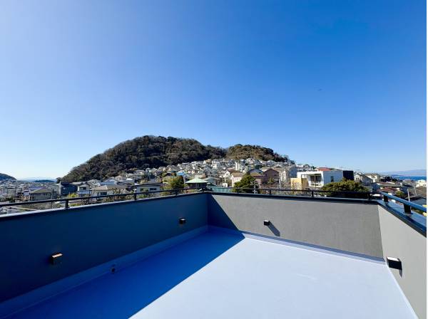 海を眺め、葉山の緑を望む贅沢な眺望