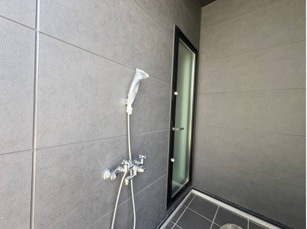 温水外シャワー　扉からセカンドシャワー室に繋がる