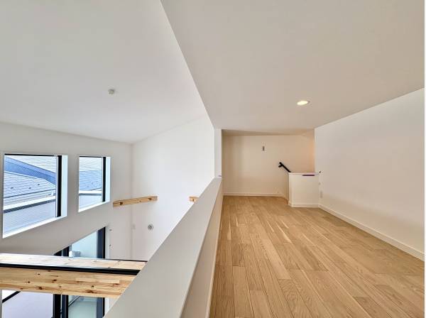 お子様の遊び場や収納スペースとして利用できる固定階段付きのロフト