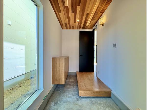 家全体の流れを丁寧に整えた住まいを想像させる玄関