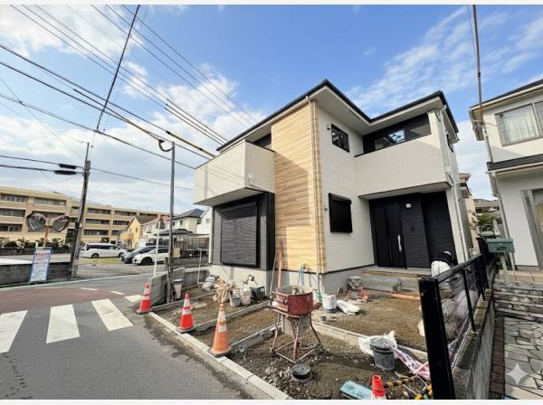 角地に佇む立地、カースペース2台分(車種による)