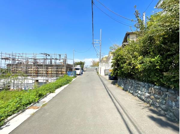 前面道路は約4.5ｍあり駐車もノンストレスに行えます。
