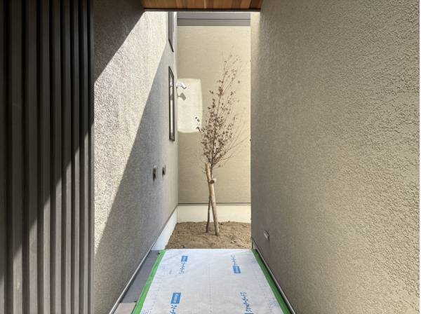 お洒落な玄関ポーチの先には…