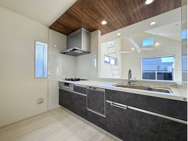 キッチン周りの便利な設備はぜひ現地でご確認ください