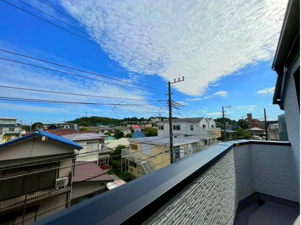 合わせて3つのバルコニーを備えております、心地良い空間！