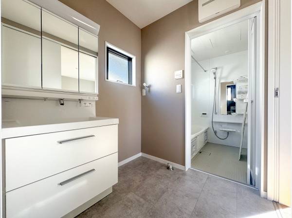 落ち着いた色合いのクロスを採用したバス＆サニタリー