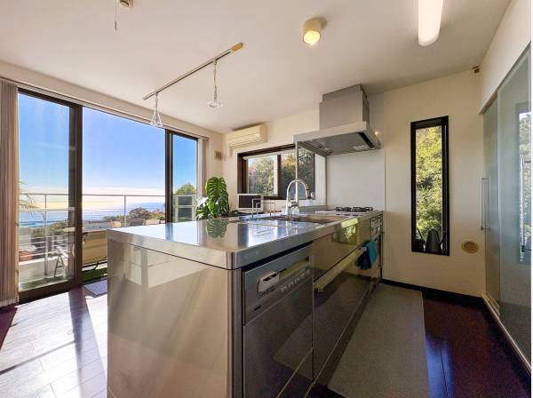 眺望を活かしたオープンキッチン、お料理をしながら海を眺めます。