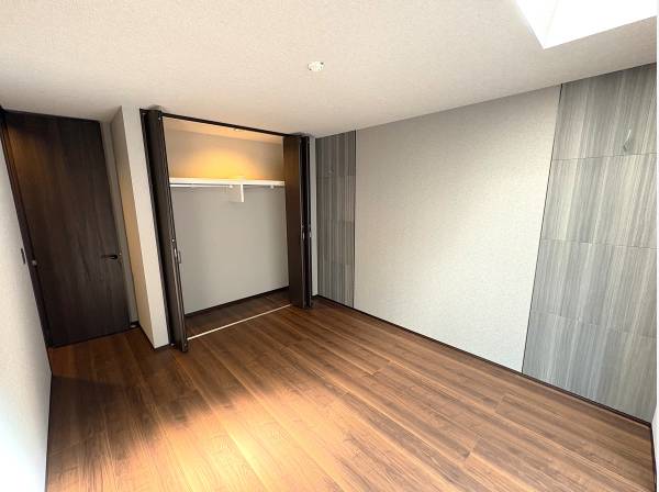 落ち着いた色調で統一された、広々としたウォークインクローゼット付き