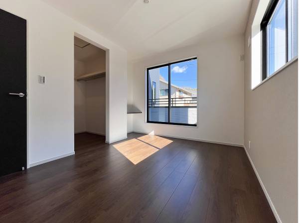 WICやカウンターが寄り添う機能美溢れる主寝室