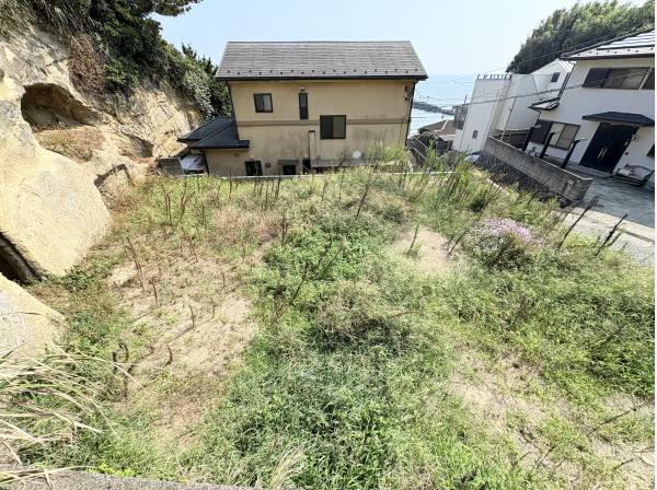 南ひな壇の日当りの良い約７６坪の角地です。