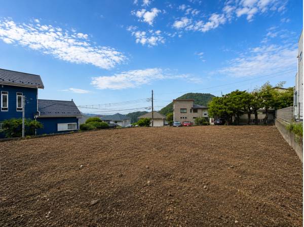 空の広さと緑の潤いを感じるヒルトップロケーション。