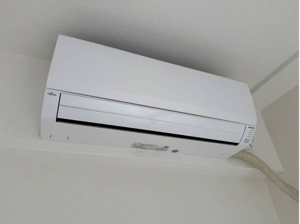 比較的新しめなエアコンが1台付いてます。