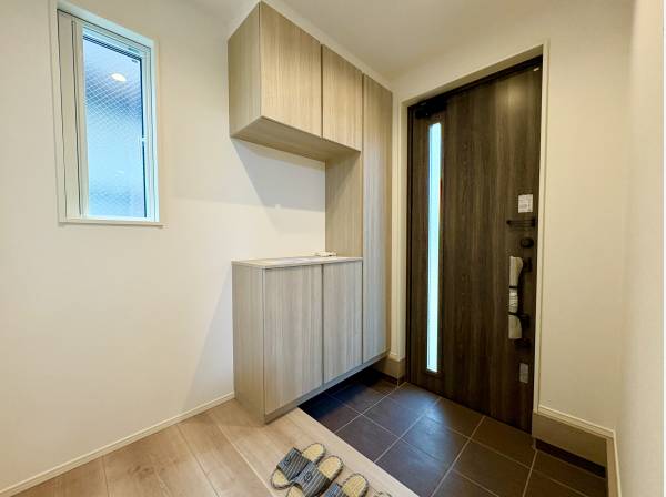 スマートキー完備の収納整う玄関ホール