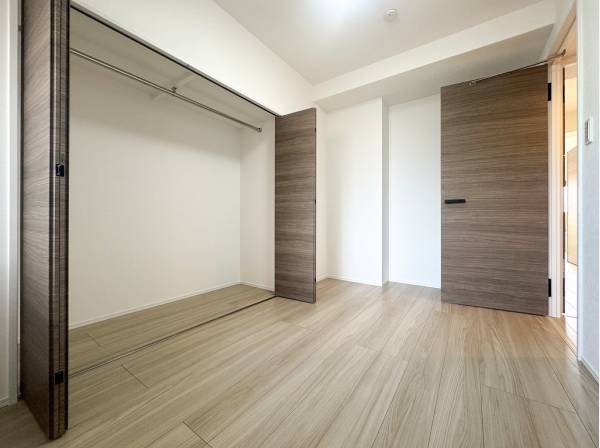大きなクローゼットが備わりお部屋がスッキリと整います