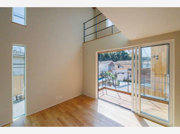 大きな窓から光が降り注ぐ開放的なリビング空間。