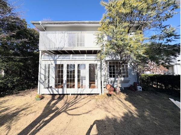 青空に映える白亜の外観