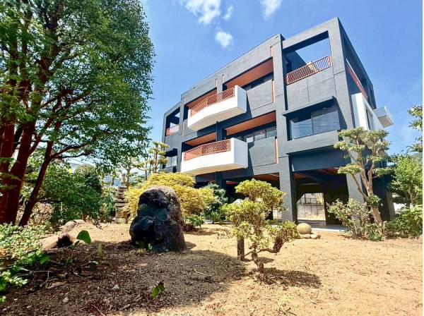 213.65坪の広い敷地も植栽などで美しく整えられています