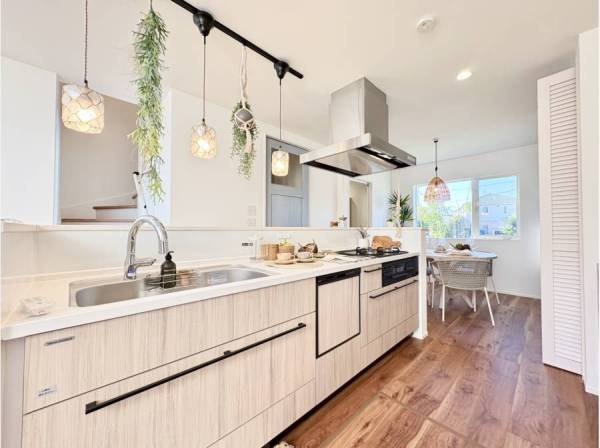 家族の顔を見ながら料理。美しさと機能性を備えたキッチン。