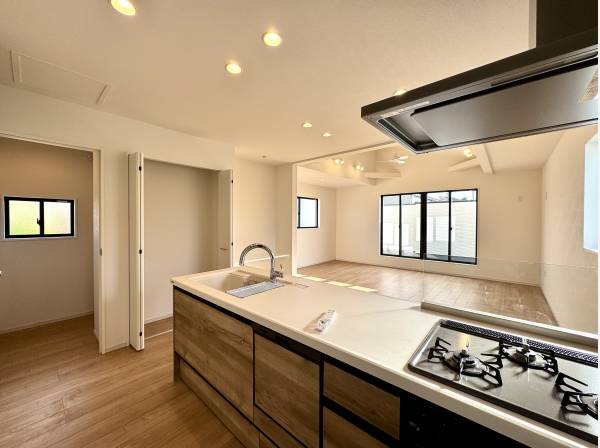 リビングを見渡すオープントップのキッチン