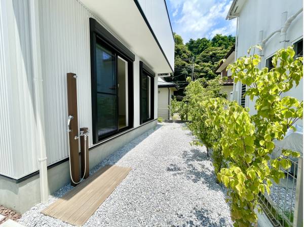 LDK部分よりお庭スペースに出ることができます