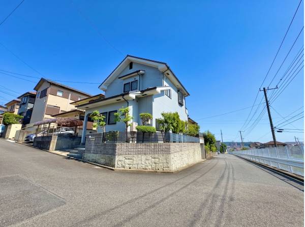 湘南の閑静な住宅地に馴染む、落ち着いた色合いの外観です