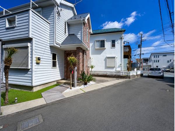 閑静な住宅街で前面道路もゆとりがあります。