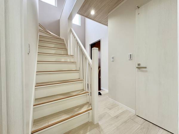 吹き抜けがある開放的な玄関