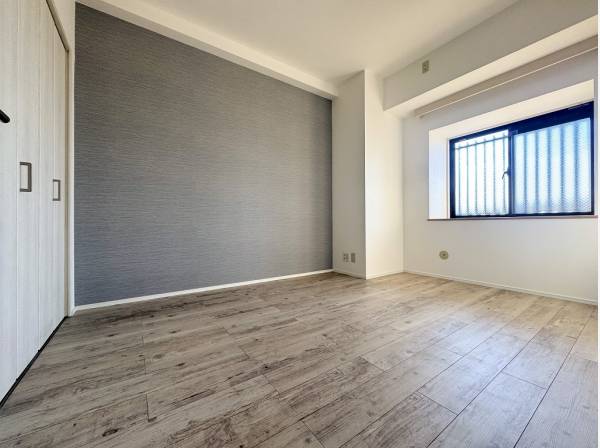 モダンなデザインに生まれ変わった洋室