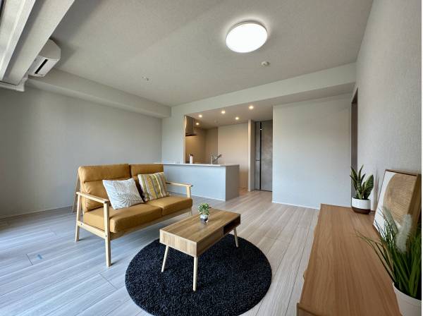 15帖のLDKには床暖房を完備/キッチンはペニンシュラ型を採用