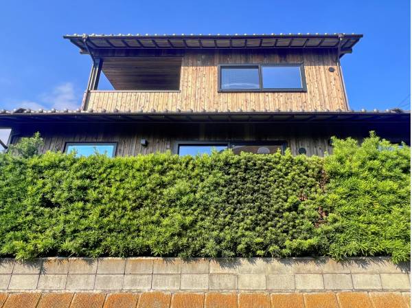 南東南西角地と陽当りにも優れたポジション。道路もゆったり６ｍ