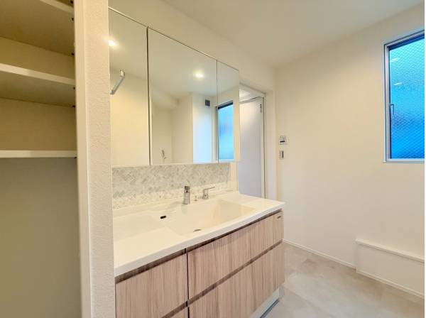 スタイリッシュで素敵なデザインのパウダールーム、収納も◎！