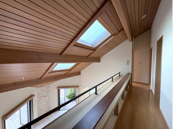 天窓から光が降り注ぎます