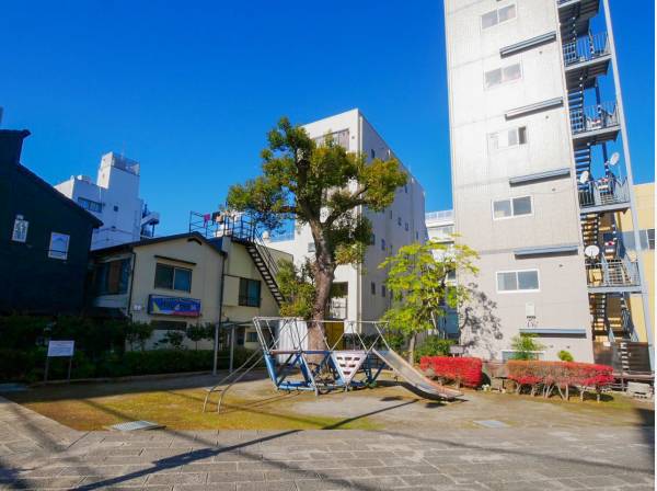 紅谷町公園まで徒歩3分（約230m）