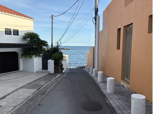 この地元人しか通らない道の先には海岸が有ります！