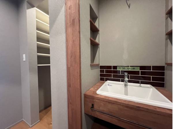 洗面の横には収納もございます