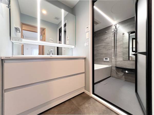 黒フレームがバスルームにモダンなアクセントを与えます