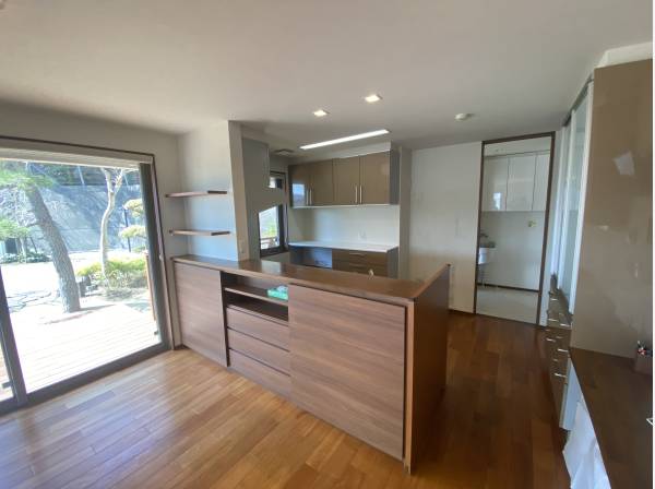 対面キッチンはリビングを見渡すことができます