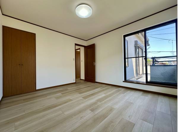 約9.1帖の主寝室/小屋裏収納も完備