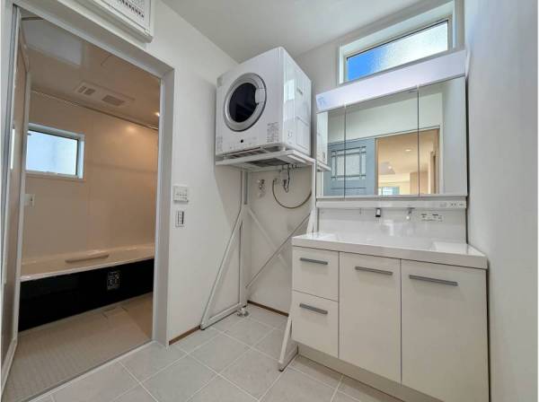 洗面台には乾燥機も完備されておりますよ！