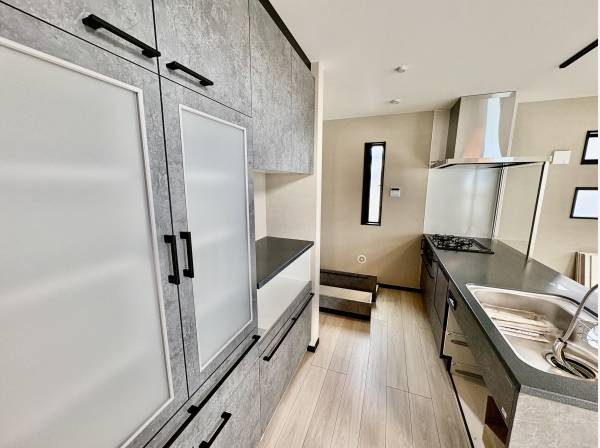 最初っからキッチンには収納棚が付いております。デザインもばっちりです。