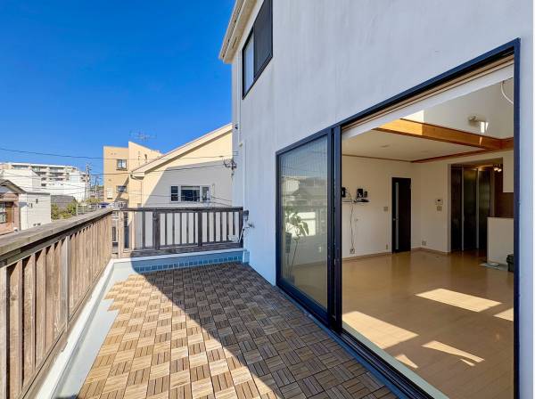 リビングと繫がるバルコニーはテーブルを置いて使える広さ