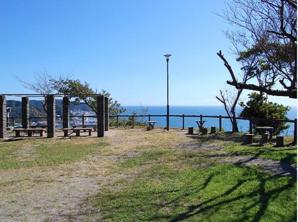 披露山公園まで自転車で5分 (約1.3㎞)