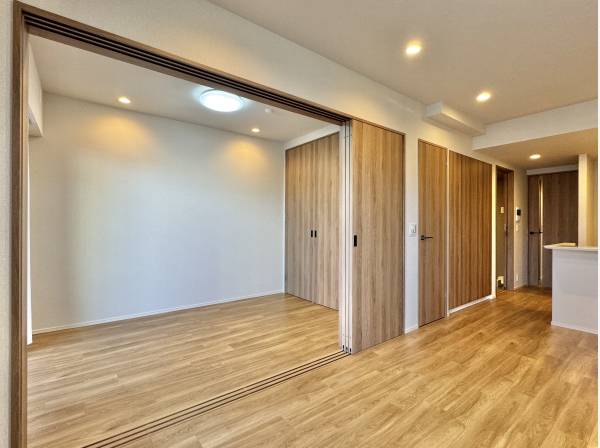 仕切りを開けると約21帖の広さがあります