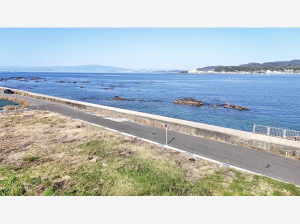 目の前は海。小田和湾、相模湾を一望します