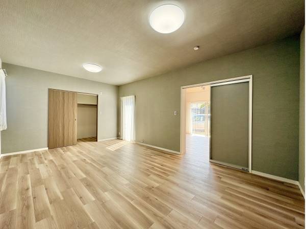 太陽の陽が差し込み、緑も感じられるリゾートライクな暮らしを