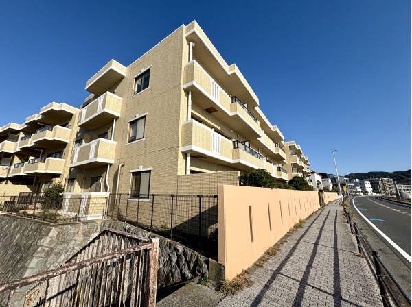 穏やかな雰囲気をまとった建物が海辺の暮らしを彩る